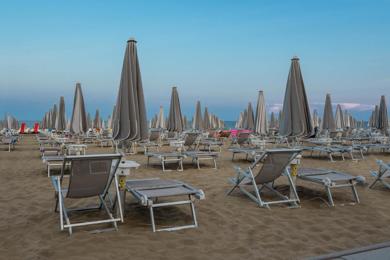 Hotel Delaville Frontemare Лидо ди Йезоло Екстериор снимка