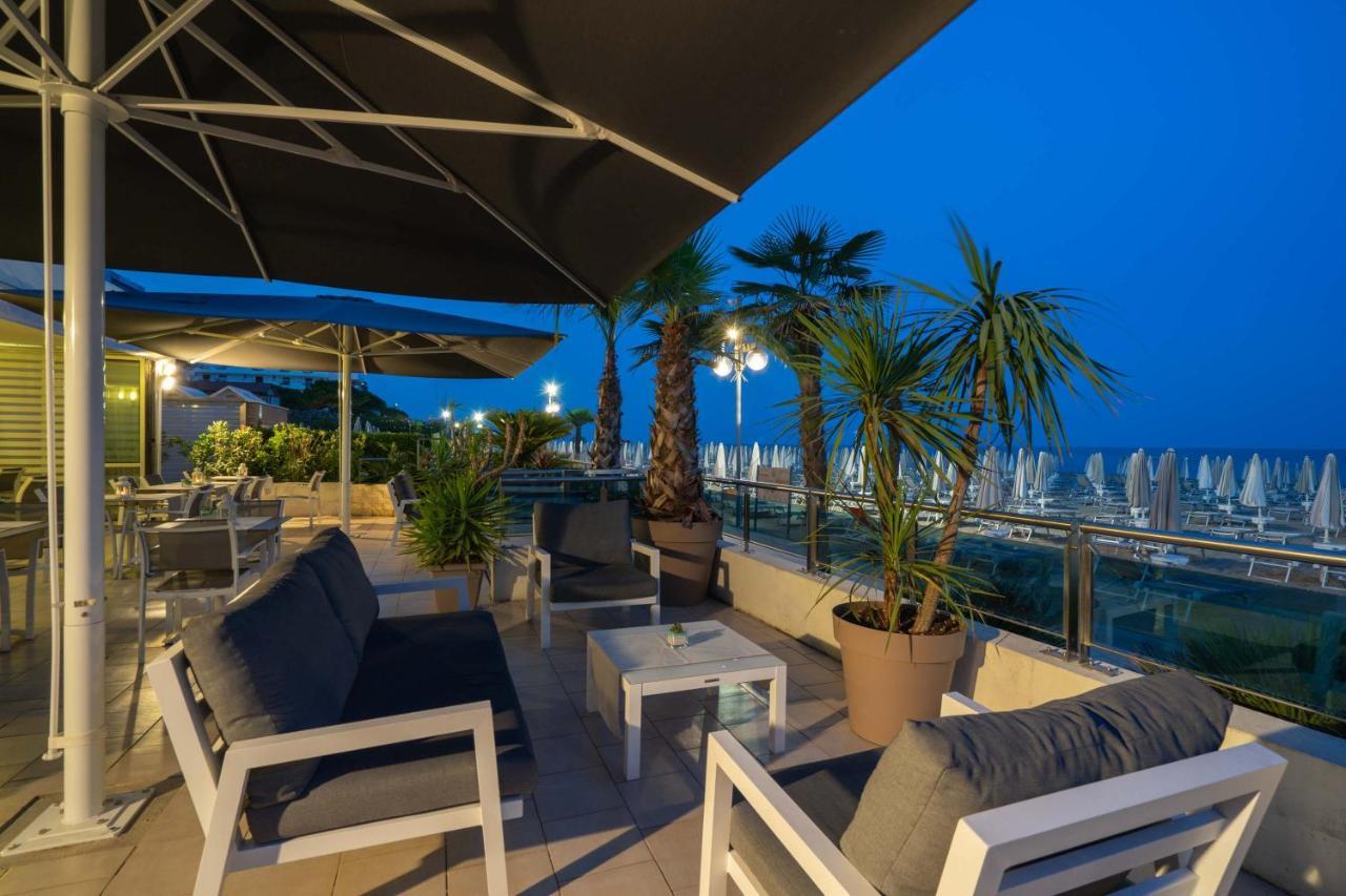 Hotel Delaville Frontemare Лидо ди Йезоло Екстериор снимка