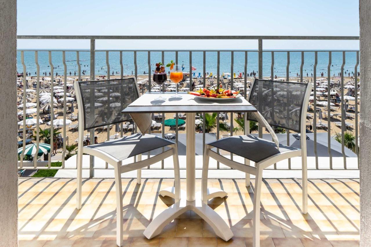 Hotel Delaville Frontemare Лидо ди Йезоло Екстериор снимка